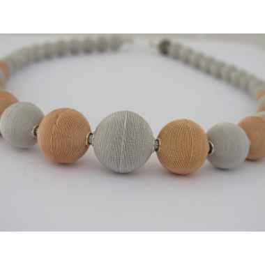 Collana in filigrana con sfere colorate